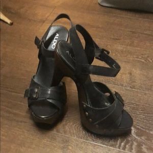 Also platform sandals